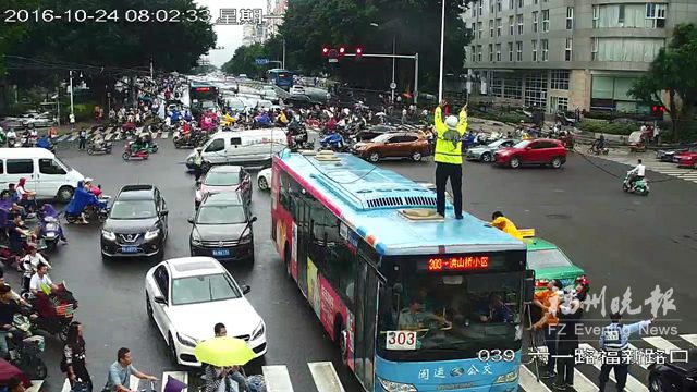 高峰期路口缆线突然垂落添堵 交警爬车顶紧急捆扎