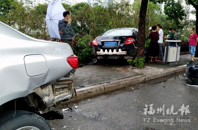 福州一辆车掉头三车遭殃 肇事车险落内河
