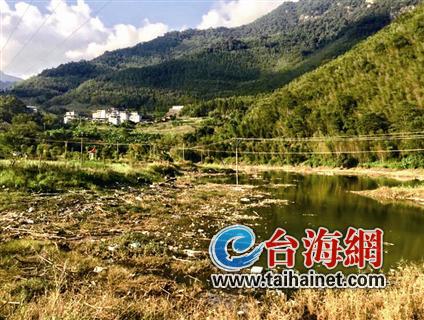 暴雨过后 龙岩村美水库上游垃圾成堆污染了水源