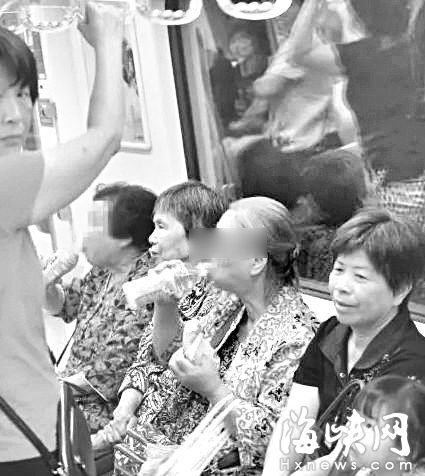 地铁一号线南段试乘时，有市民在车内吃东西（网友供图） &nbsp;
