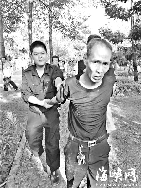 男子福州街头抢手机 城管、路人齐齐追