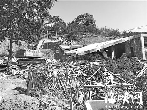 福州鼓山深处村民占地抢建违建 被执法人员拆除 