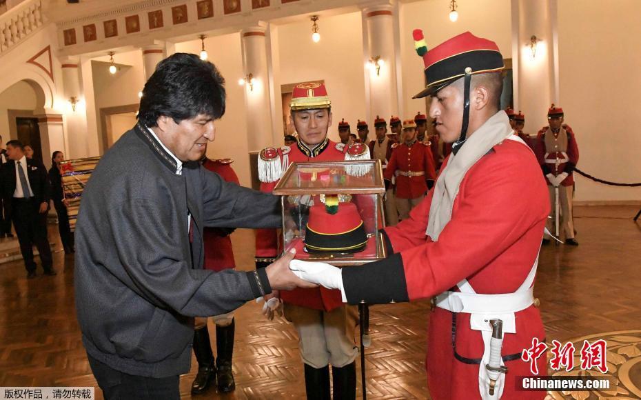玻利维亚总统莫拉莱斯过生日 卫兵献上生日蛋糕
