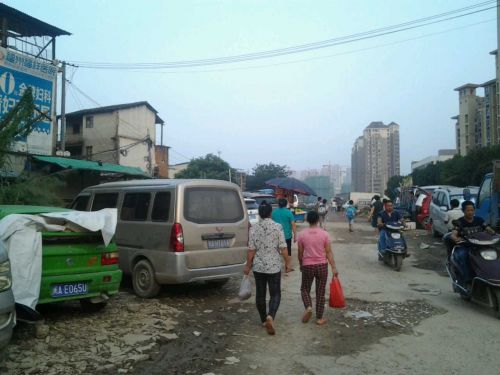 记者跟随小燕租住民房附近，寻找小燕