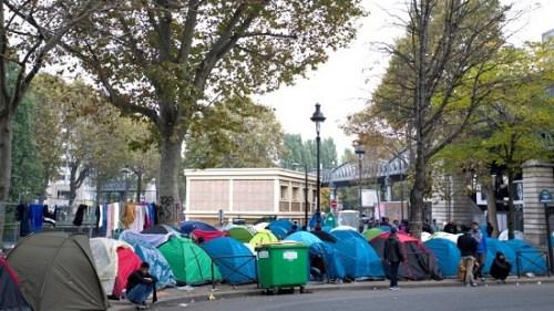 巴黎街头的露宿者帐篷