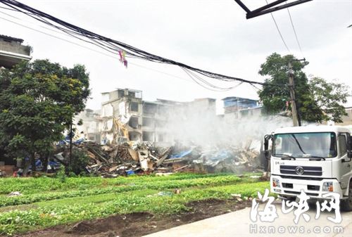 福州岳峰村：裸拆漫天扬尘 雾炮车也没辙