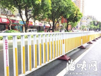 小广告“入侵”路中护栏 “不押车贷款”别信