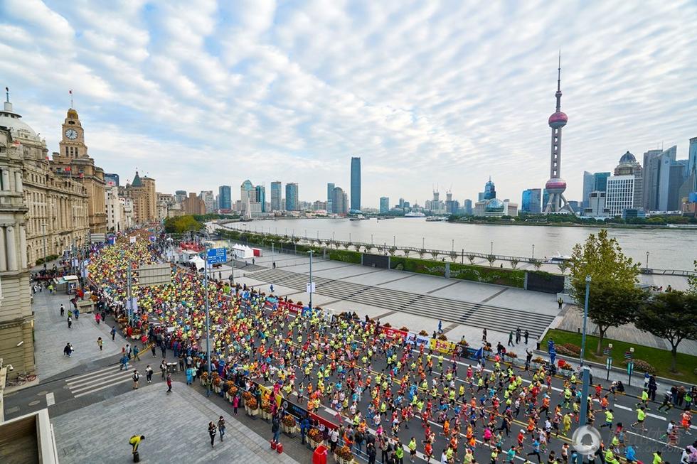 震撼！刘翔鸣枪上海马拉松 三万跑者畅跑申城