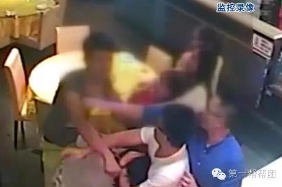 两女子为争与男同事吃饭 在餐厅大打出手(图)