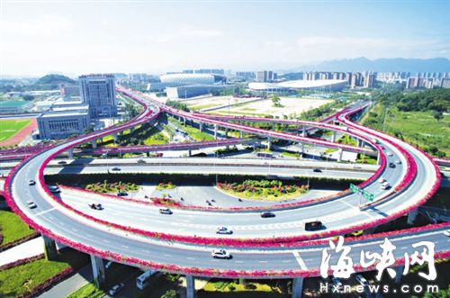 万米三角梅花带 扮靓双湖互通(图)