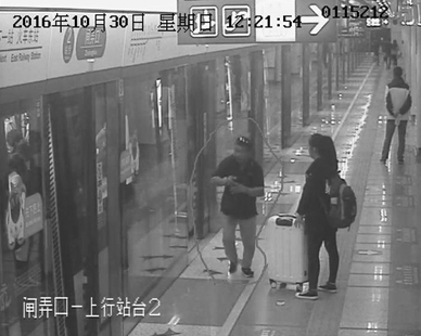 杭州地铁第一次发生这种事！对玩手机的女生下手了  