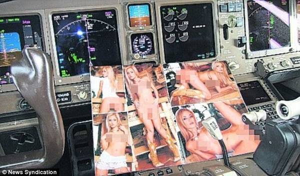 英国飞行员在驾驶舱裸下体自拍被停职 
