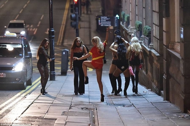 英国万圣节夜晚：女生衣衫不整倒地很常见