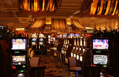 女子玩老虎机中4000万美元 赌场:机器故障拒付