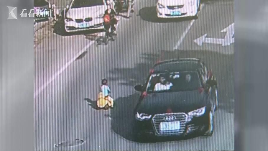 浙江3岁男孩开玩具车逆行 交警及时赶来一把抱起