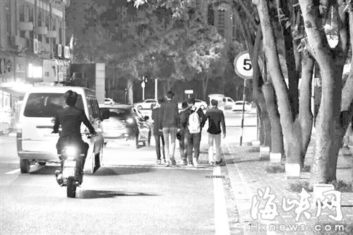 福州高校园区车辆激增 交通监管存盲区