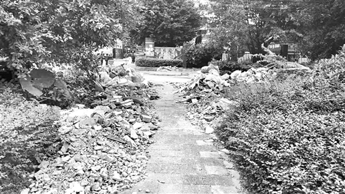 台江亚峰小区后门通道 被“垃圾山”包围