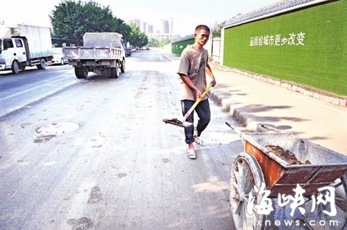 洪山园路西段渣土满地查，处当天，工人在清理