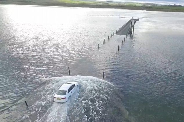 英国一辆轿车企图过河遭潮水淹没堤道被困