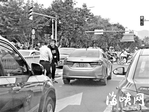 超车起冲突 福州两名司机当街拉扯致拥堵