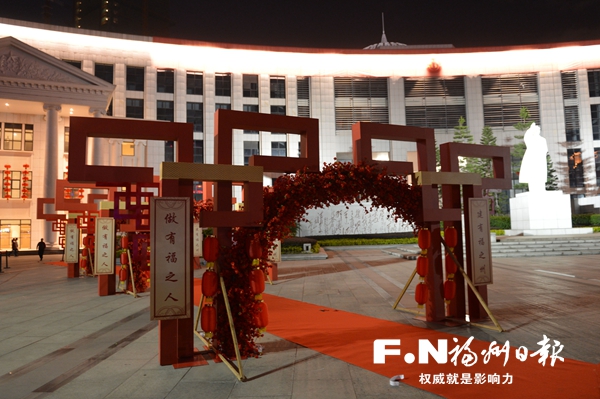 新福州人集体婚礼今举行 工人文化宫大红喜门静候新人