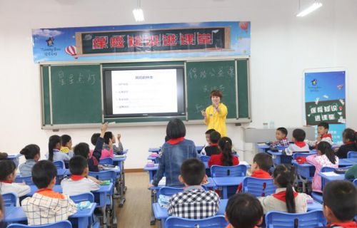 “星星点灯”公益活动在榕举行 留守儿童与世界冠军零距离