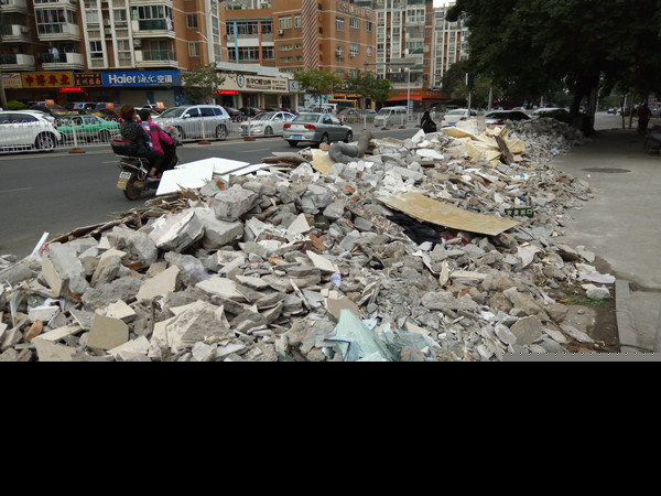 建筑垃圾占据福光南路人行道 行人被迫走机动车道