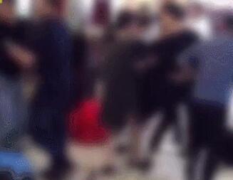 石狮两店抢客引群殴 男子持塑料凳砸躺地女子