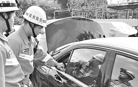 福州两岁娃被锁大奔 消防破窗营救
