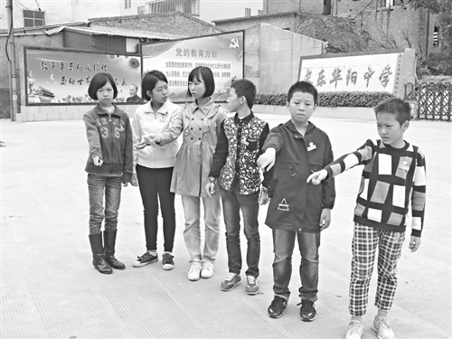 百元大钞撒一地 长乐华阳中学6名学生拾金不昧