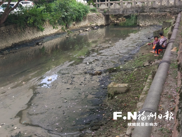 大庆河台江段河道似泥潭 拟建分水堰引河水冲污