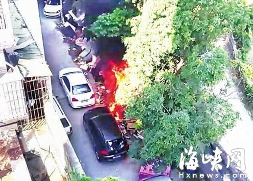 连江北路金晖新村围墙外烧垃圾，引燃小区内两辆车