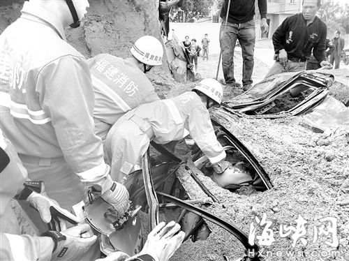 运砂车侧翻埋轿车 众人徒手挖砂营救