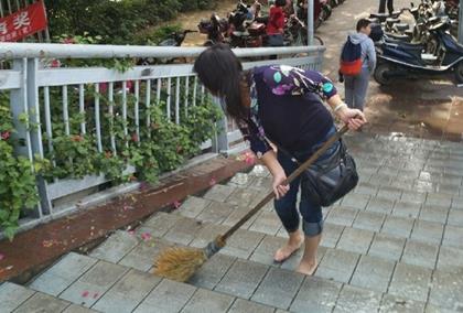 保洁员大姐赤脚清扫人行天桥 网友：好辛苦(图)