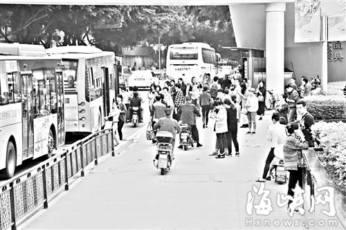 福州乌山路口公交站 迁址后成新堵点(图)
