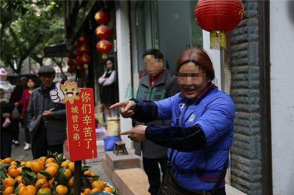 小贩立“城管兄弟辛苦”标语城管感动抹泪 策划者吁互相理解