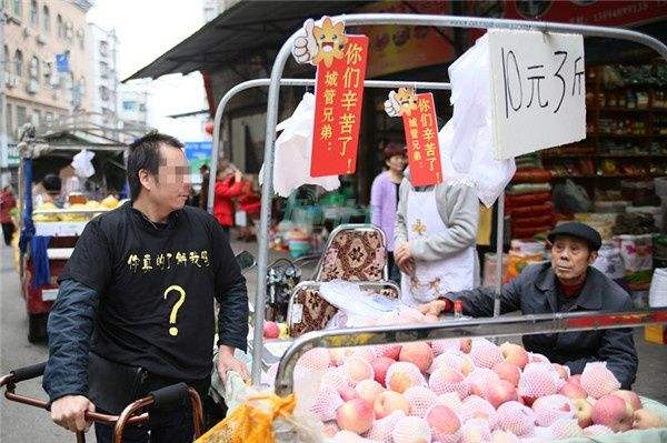 小贩立“城管兄弟辛苦”标语城管感动抹泪 策划者吁互相理解
