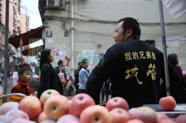 小贩立“城管兄弟辛苦”标语城管感动抹泪 策划者吁互相理解