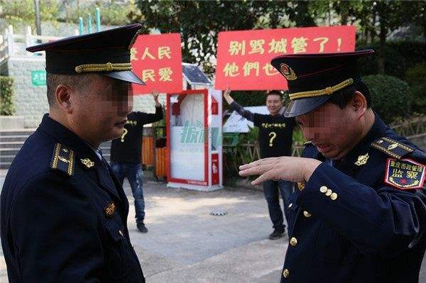 小贩立“城管兄弟辛苦”标语城管感动抹泪 策划者吁互相理解