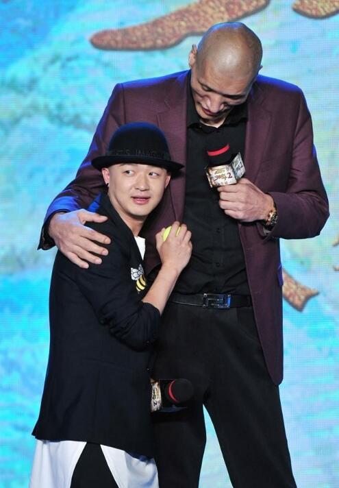 2016年11月8日，北京，篮球运动员巴特尔出席自己主演的电影宣传活动。活动中巴特尔与演员包贝尔组成萌身高差，合影环节包贝尔还忘跳起来，显得能和巴特尔一样高。