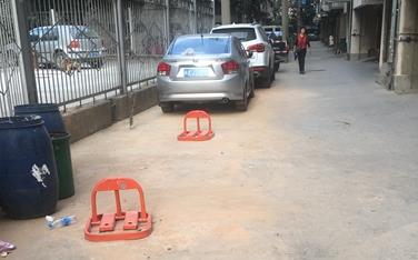 小区居民在过道上装地锁抢车位 没车也先占着