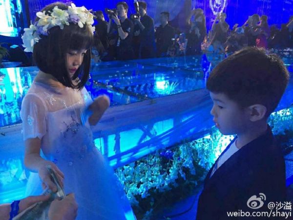 沙溢儿子安吉出席张伦硕婚礼 安吉合影考拉网友:小鱼儿呢？