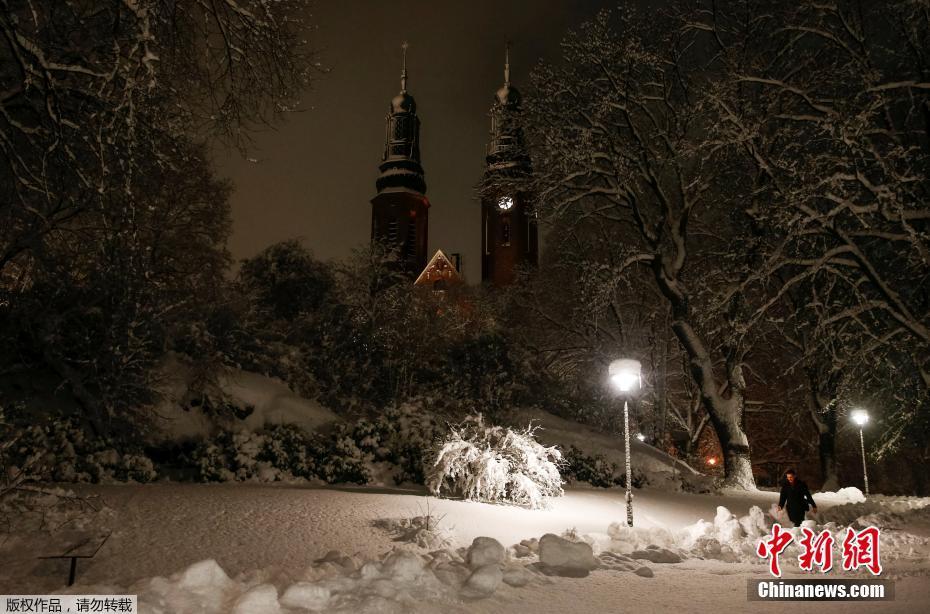 美哭！瑞典迎暴雪天气 城市秒变“童话世界”