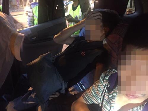 吉隆坡警察总监艾玛尔·辛格向媒体表示：被解救出的14名中国籍残疾行乞者中，最小的21岁，最大的53岁，警方并未在此次行动中发现未成年人参与行乞，也未发现这些残疾行乞者有被殴打或虐待的迹象，他们的残疾状况应该是在来到马来西亚之前造成的。