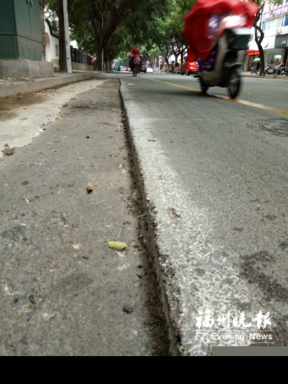 鼓西路有“错层”多辆电动车被坑 骑手摔倒手臂磕伤