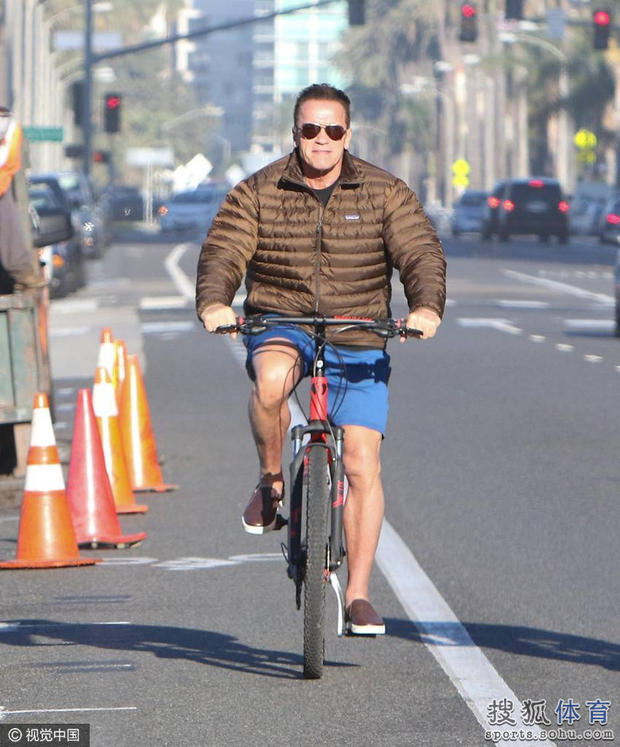帅呆了！好莱坞大牌施瓦辛格 穿羽绒上衣+短裤骑车