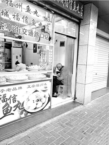 依伯当时坐在最靠门边的地方吃肉燕（网友供图）
