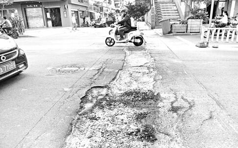 福州西洪路沥青路面像开了“拉链”，坑坑洼洼