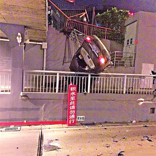 福州：车坠涵洞受损严重 120赶到竟发现车内无人
