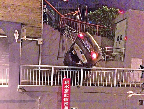 福州：车坠涵洞受损严重 120赶到竟发现车内无人